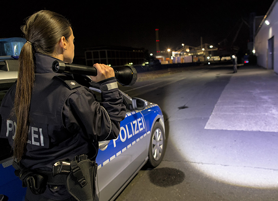 Polizistin mit Taschenlampe