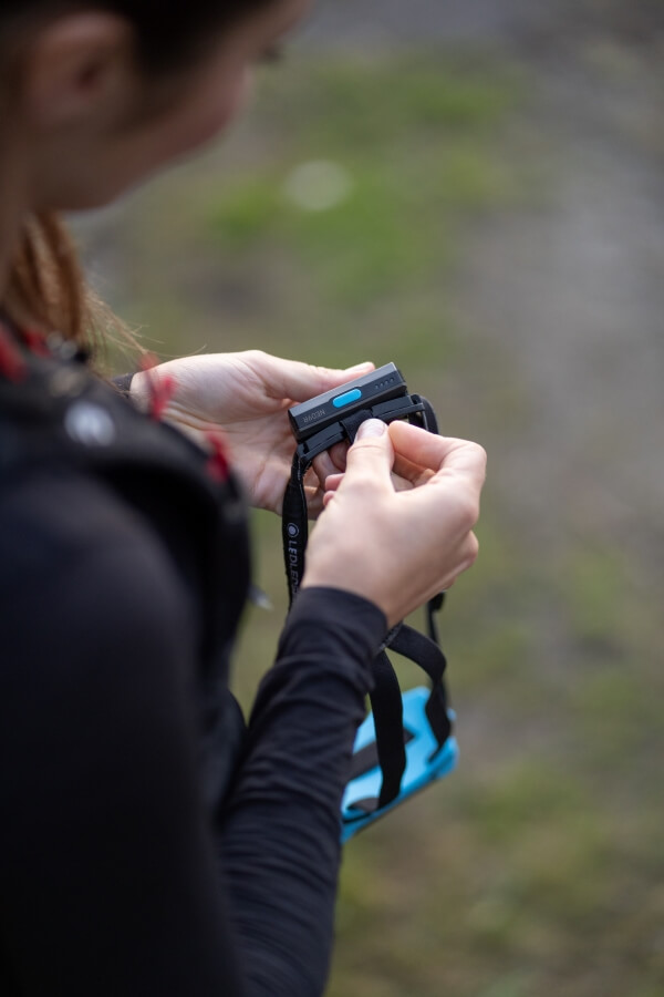 Eine Frau hält die NEO9R in der Hand