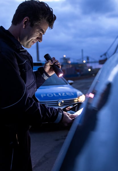 Polizist mit Taschenlampe