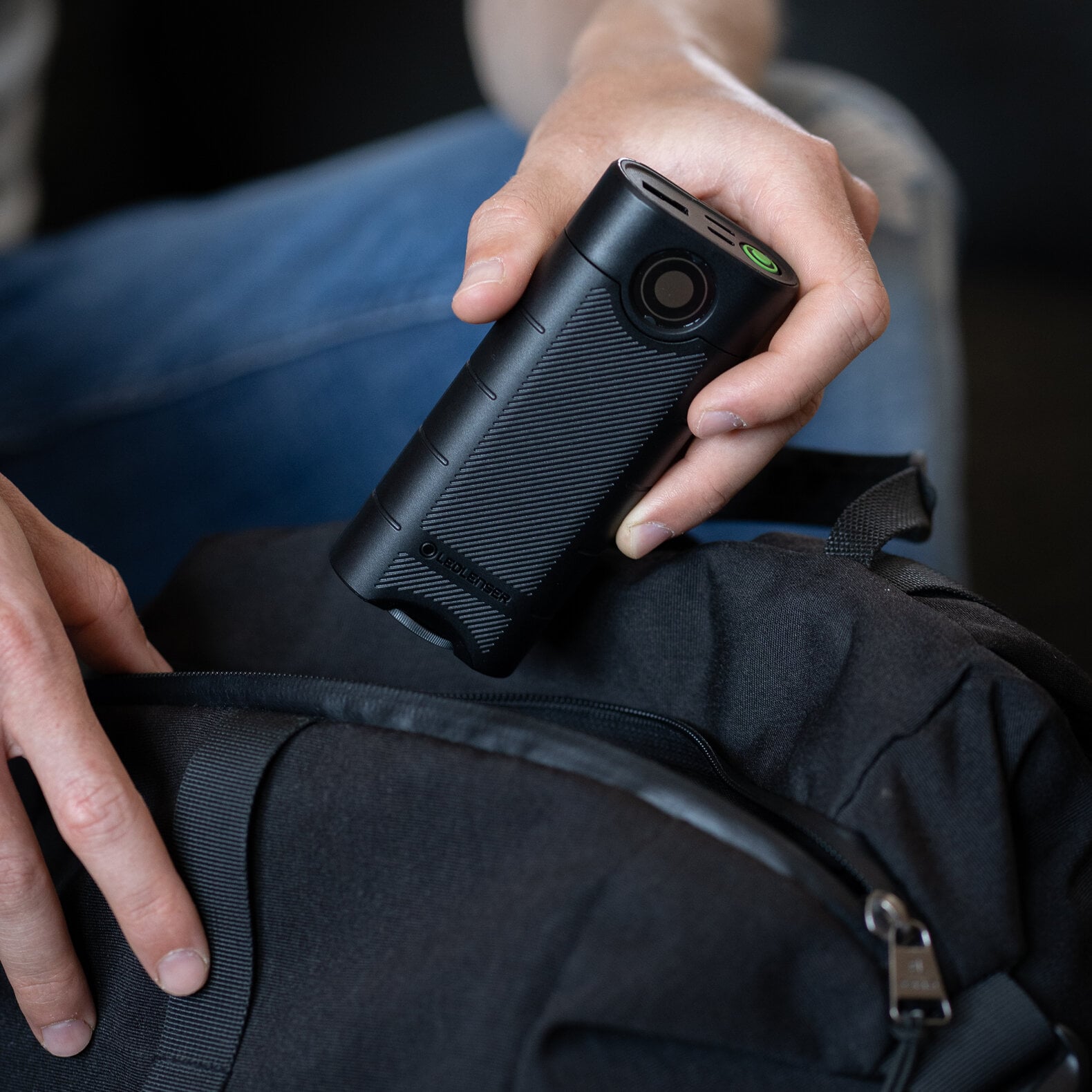 Ledlenser Flex10 outdoor USB-C powerbank-oplader, 2 uitneembare lithiumbatterijen type 21700, korte laadduur, robuuste behuizing, IP65 bescherming, laad- en capaciteitsindicatie Ledlenser Flex10 outdoor USB-C powerbank-oplader, 2 uitneembare lithiumbatterijen type 21700, korte laadduur, robuuste behuizing, IP65 bescherming, laad- en capaciteitsindicatie
