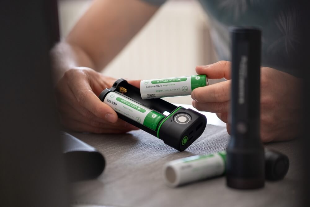 Jemand wechselt die Batterien seiner Powerbank