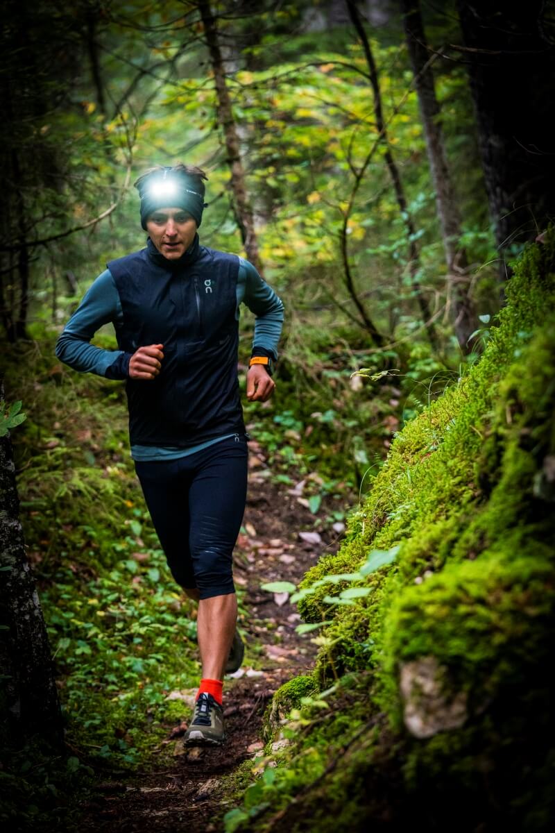 Ein Trailrunner im Wald