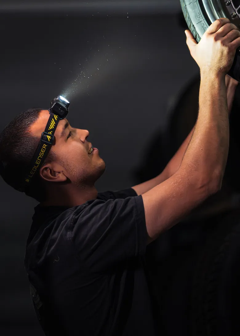 Person bei der Arbeit mit Ledlenser Stirnlampe