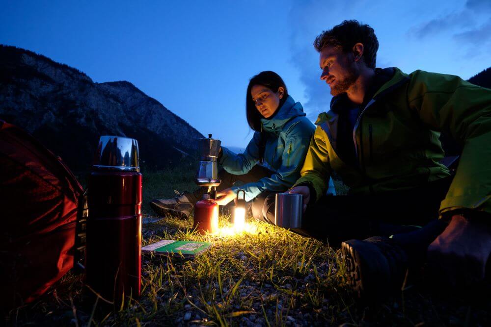 Zwei Leute machen ein Picknick im Dunkeln