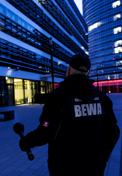 Polizist mit Taschenlampe