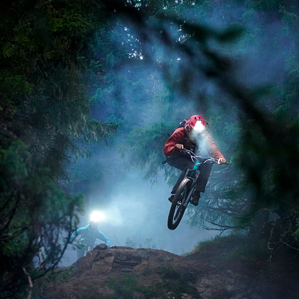 Outdoor-Stirnlampe von Ledlenser für MTB Das Bild zeigt einen Mountainbiker mit Outdoor-Stirnlampe