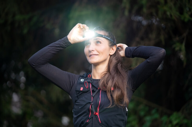 Eine Frau trägt die NEO9R