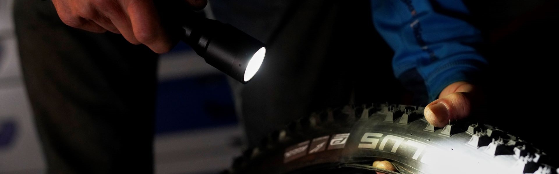 Hand mit leuchtender Taschenlampe