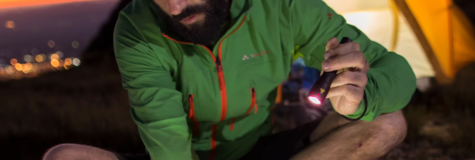 Camper mit Taschenlampe