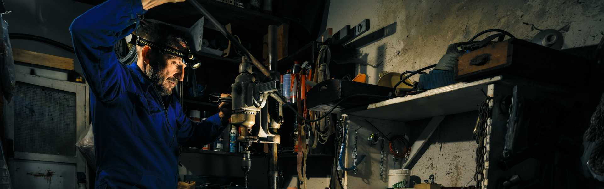 Man using a worklight