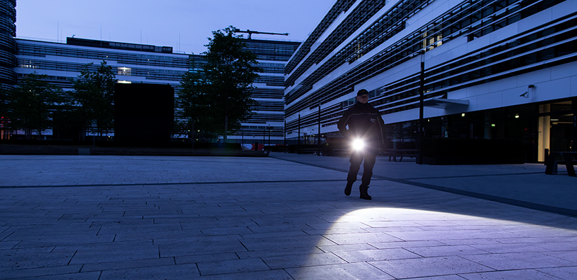Sicherheitsdienst mit Taschenlampe